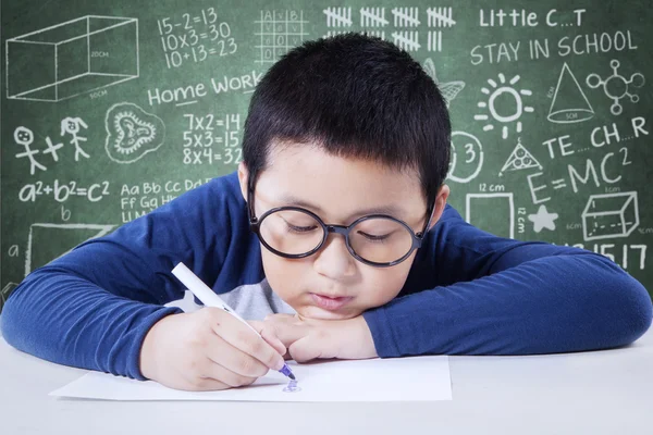 Kleiner Junge zeichnet in der Klasse — Stockfoto