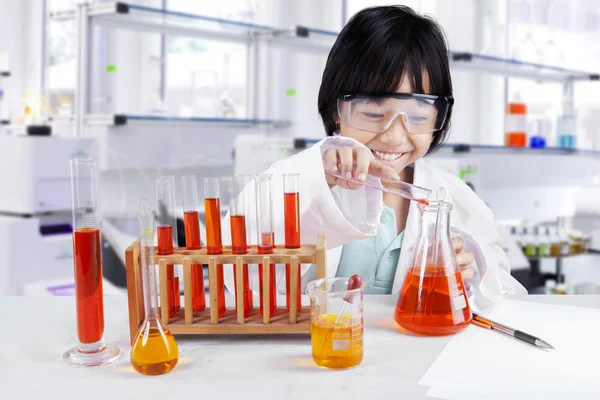 Kleines Mädchen forscht in Chemie — Stockfoto