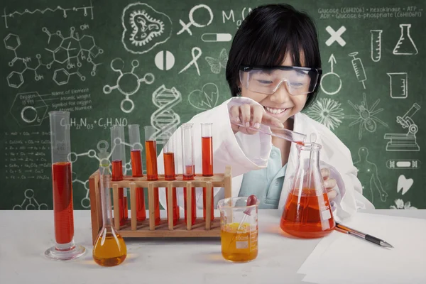 Mały uczeń sprawia, że eksperymenty chemiczne — Zdjęcie stockowe