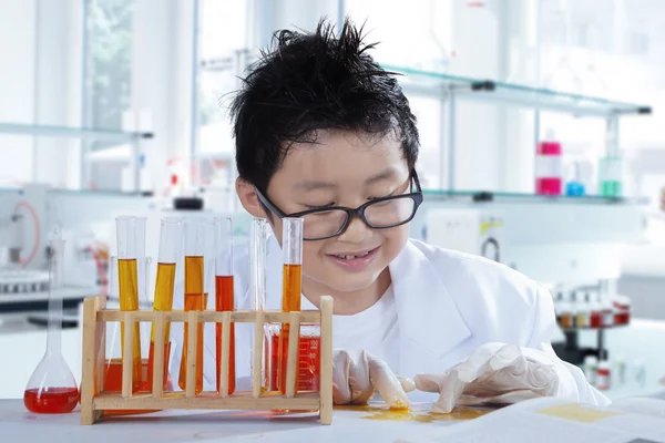 Uczniak robi eksperymenty w laboratorium — Zdjęcie stockowe