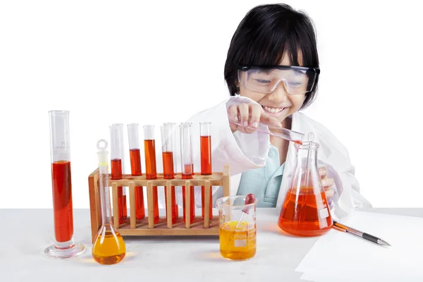 Estudante faz experimentos de química — Fotografia de Stock