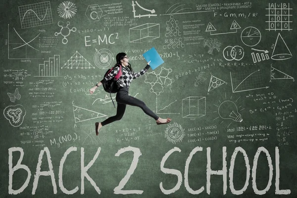 Estudante salta sobre o texto de Back to School — Fotografia de Stock