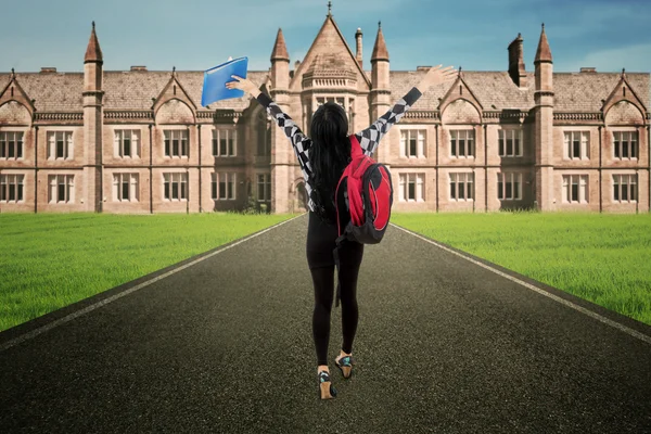 Student walk to campus rear view — Stock Photo, Image