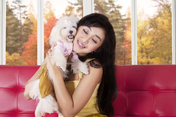 Vrouw haar hond knuffelen en glimlachend gelukkig — Stockfoto