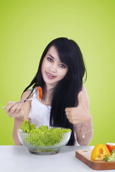 Vrouw met Ok bord eet salade — Stockfoto