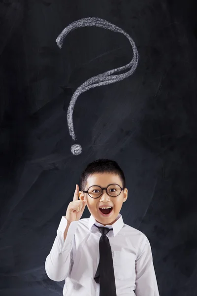 Niño alegre con signo de interrogación — Foto de Stock