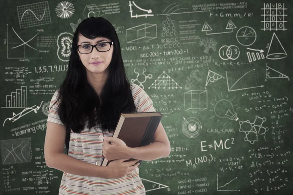 Studente occasionale con i capelli lunghi in classe — Foto Stock