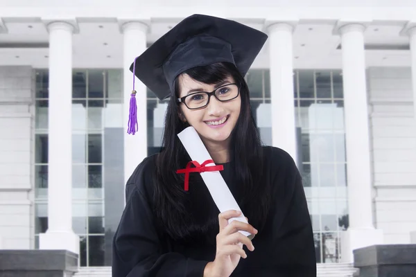 Bachelor med mortarboard och diplom på Campus — Stockfoto