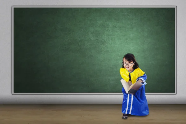 Niño en la clase con vestido de graduación — Foto de Stock