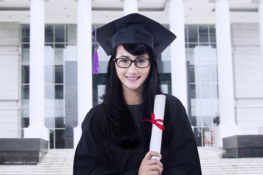 Öğrenci kampüste sertifika sahibi