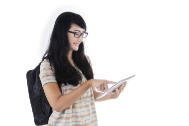 Uzun saçlı öğrenci tablet kullanır