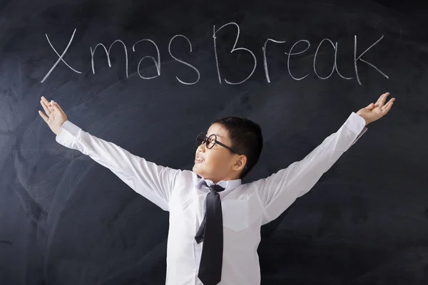 Männlicher Student mit Text der Weihnachtspause — Stockfoto