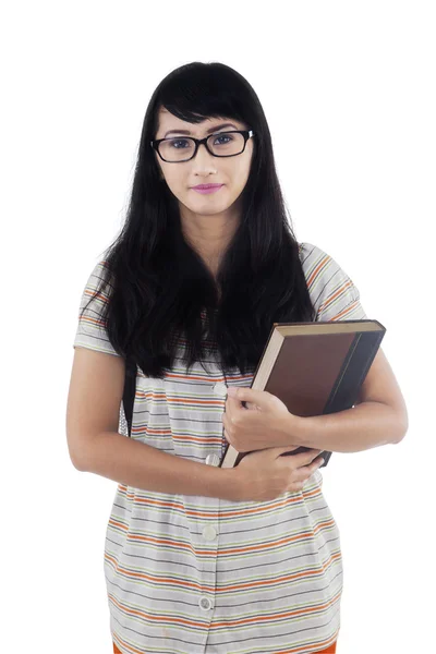 Studentin mit langen Haaren hält Buch — Stockfoto