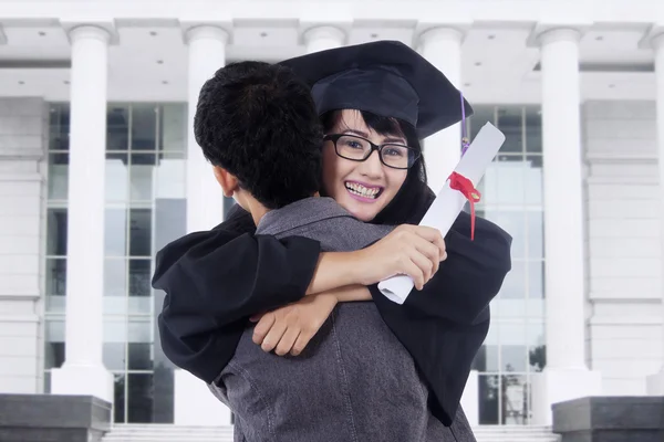 Studentin umarmt ihren Freund auf dem Campus — Stockfoto