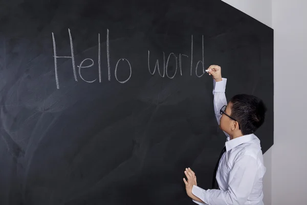 Μαθητής γράφει το κείμενο του Hello World — Φωτογραφία Αρχείου