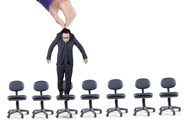 Biznesmen zawiesza się na krzeseł biurowych — Zdjęcie stockowe