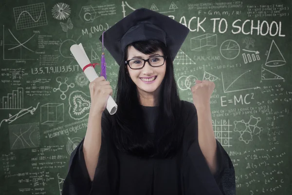 Murid ceria dengan mortarboard di kelas — Stok Foto