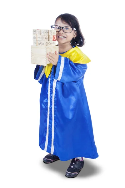 Urocza dziewczyna trzyma bloki list — Zdjęcie stockowe