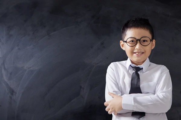 School jongen met leeg Blackboard — Stockfoto