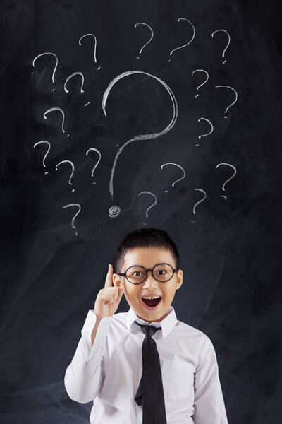 Симпатичный мальчик с вопросительными знаками
