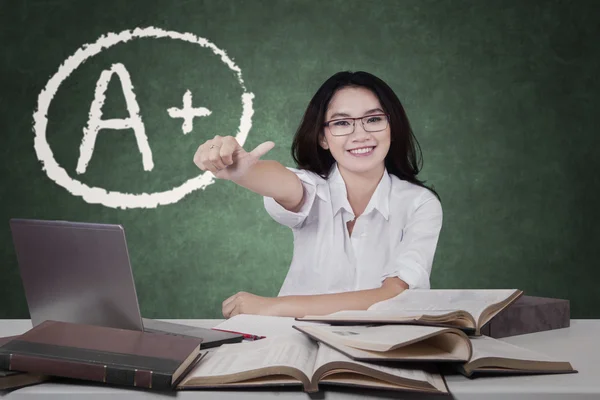 Student with OK sign and grade A plus — Stock Photo, Image