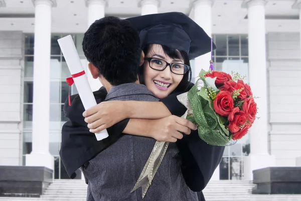 Mujer soltero abraza a su novio — Foto de Stock