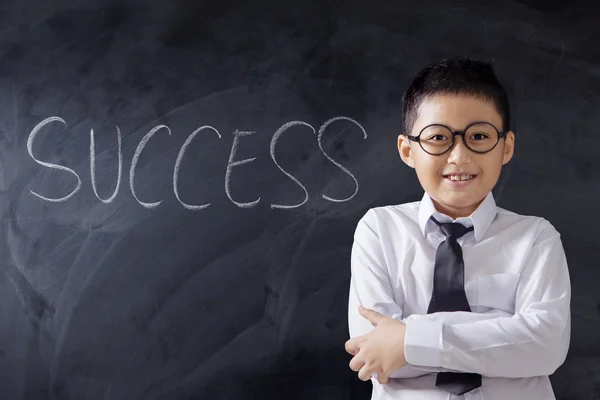 Schattige jongen met tekst van succes op blackboard — Stockfoto