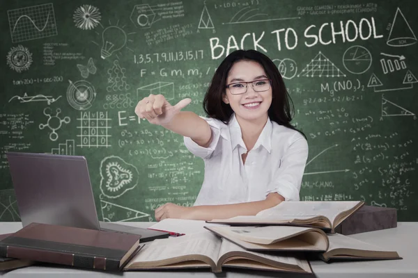 Studente con libri di testo e OK segno — Foto Stock