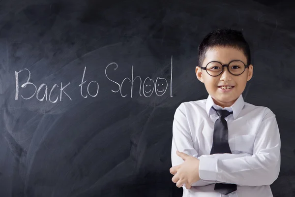 Säker pojke med text av tillbaka till skolan — Stockfoto