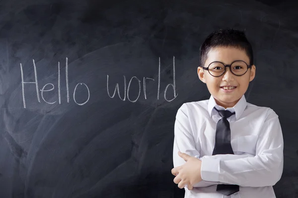 Vertrouwen schooljongen met tekst van Hello World — Stockfoto