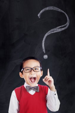 Sınıfta soru işareti olan neşeli çocuk