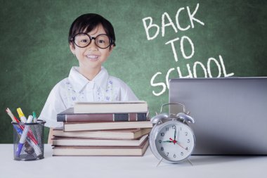 Güzel öğrenci sınıf bilim kitaplarında ile