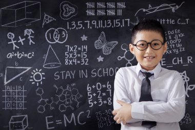 Kara tahta doodle ile öğrenci