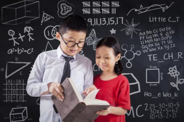 İki çocuk sınıf kitap okumak