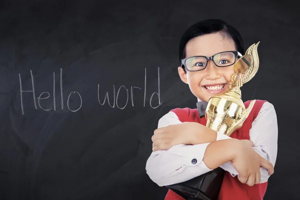 Chlapec s trofejemi a textem Hello World — Stock fotografie