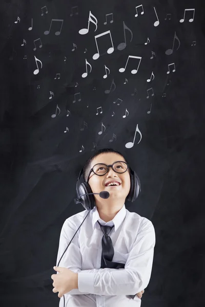 Niño alegre con auriculares en clase — Foto de Stock