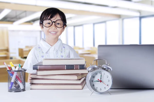 Vrolijke studente met wetenschaps boeken in de klas — Stockfoto