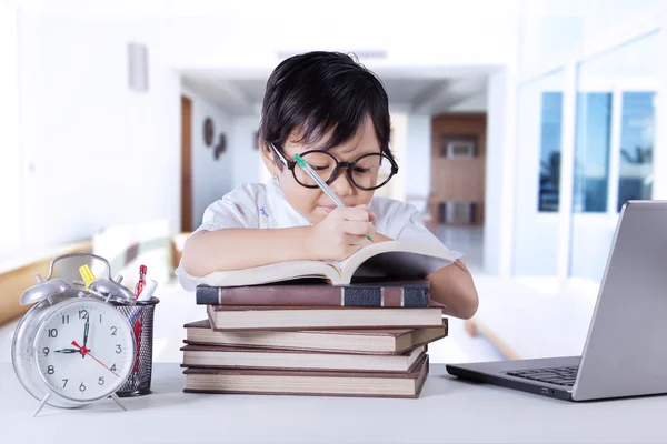 Bambino che studia e scrive sul libro a casa — Foto Stock