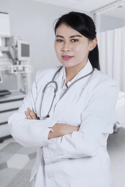 Confident doctor with arms crossed — Stock Photo, Image