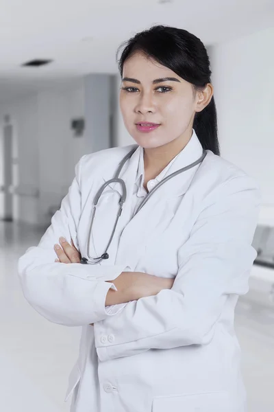 Уверенная женщина-врач в больнице — стоковое фото