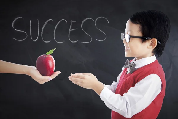 Söt student att få apple frukt — Stockfoto