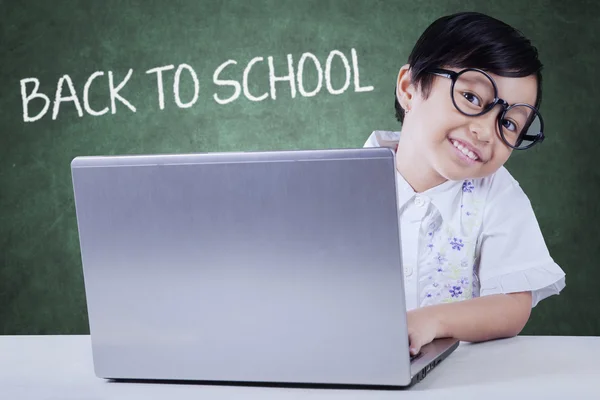 Ragazza con computer portatile e testo Torna a scuola — Foto Stock