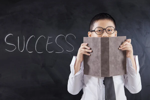 Kid met succes word die betrekking hebben op gezicht — Stockfoto