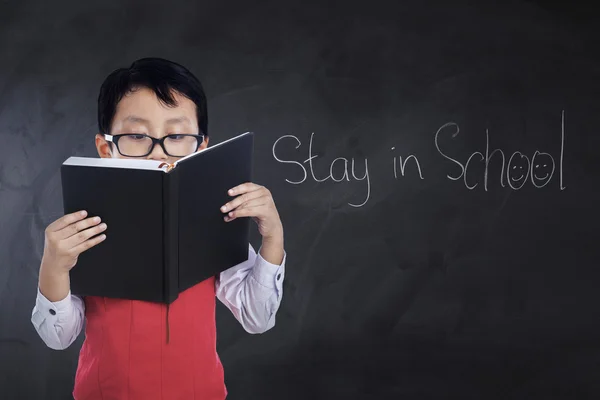 Kid met tekst verblijf op School en boek — Stockfoto