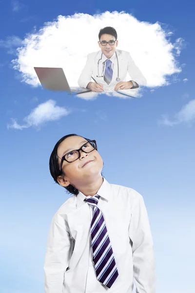 Niño pequeño soñando como médico — Foto de Stock