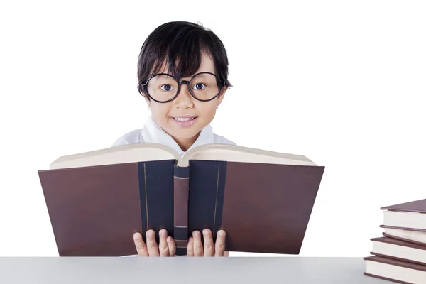 Petite fille lit des livres de science sur le bureau — Photo