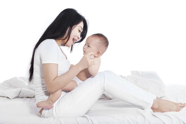 Madre jugando con el pequeño bebé —  Fotos de Stock