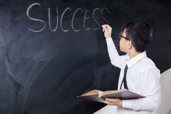 Schooljongen houdt boek met tekst van succes — Stockfoto