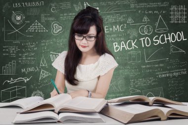 Kitap okuma sırasında kız yazar