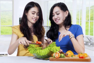 Güzel kadın birlikte salata hazırlık